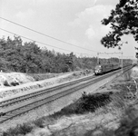 150964 Afbeelding van het electrische treinstel nr. 785 (plan P, mat. 1954) van de N.S. ter hoogte van Hulshorst.